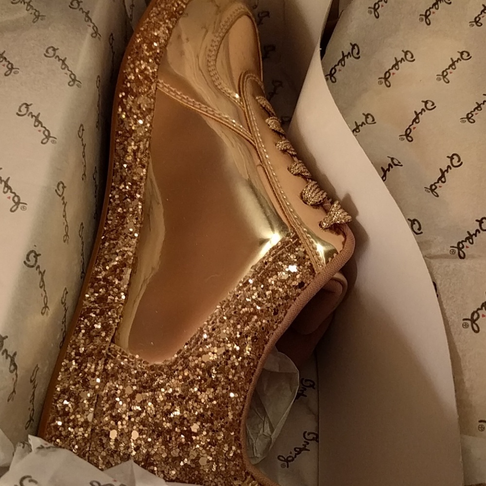 Rise gold sneaker size 8
